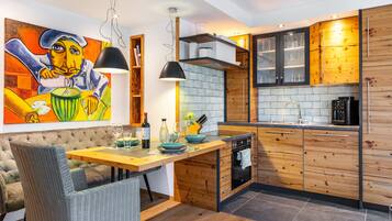 Fridge, oven, stovetop, dishwasher