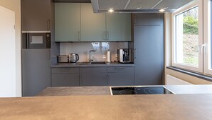 Kaffetrakter/tekoker, kjøleskap, mikrobølgeovn og ovn