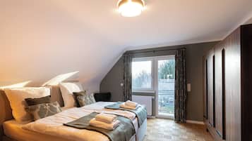 4 bedrooms, iron/ironing board, free WiFi, bed sheets