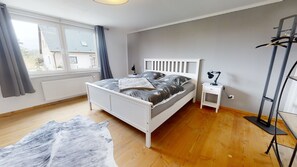 1 bedroom, free WiFi, bed sheets - Apartment 'Urlaub Auf Dem Land' with Private Terrace and Wi-Fi (Feldberger Seenlandschaft)