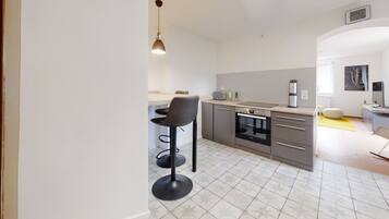 Fridge, oven, stovetop, dishwasher