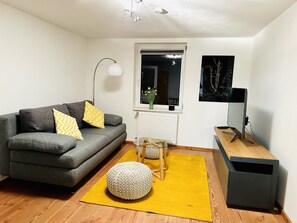 TV - Apartment 'Urlaub Auf Dem Land' with Private Terrace and Wi-Fi (Feldberger Seenlandschaft)