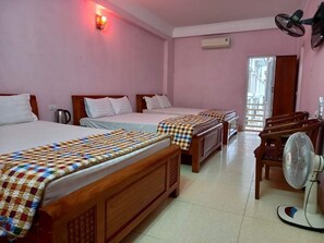 Habitación triple superior, vista a la playa | Escritorio, wifi gratis y ropa de cama
