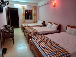 Habitación triple superior, vista a la playa | Escritorio, wifi gratis y ropa de cama