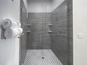 Bruser, miljøvenlige toiletartikler, hårtørrer, håndklæder