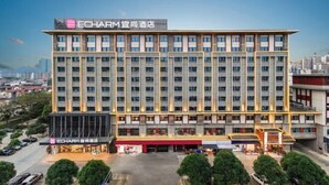 A multi-story hotel with a prominent sign at the top. - Echarm Hotel (Chongzuo Youyi Avenue South Railway Station) (Chongzuo)
