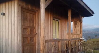 Sustainable Solar House, Ultra-low Carbon Footprint, pet-friendly!