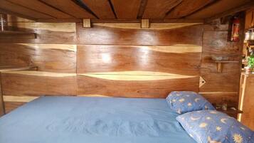 1 habitación, escritorio y ropa de cama