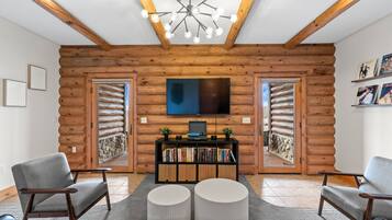 TV, peis og musikkbibliotek