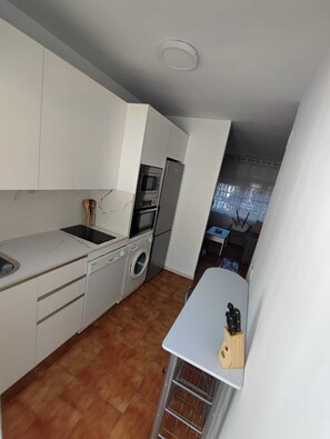 Een koelkast, een magnetron, een vaatwasser