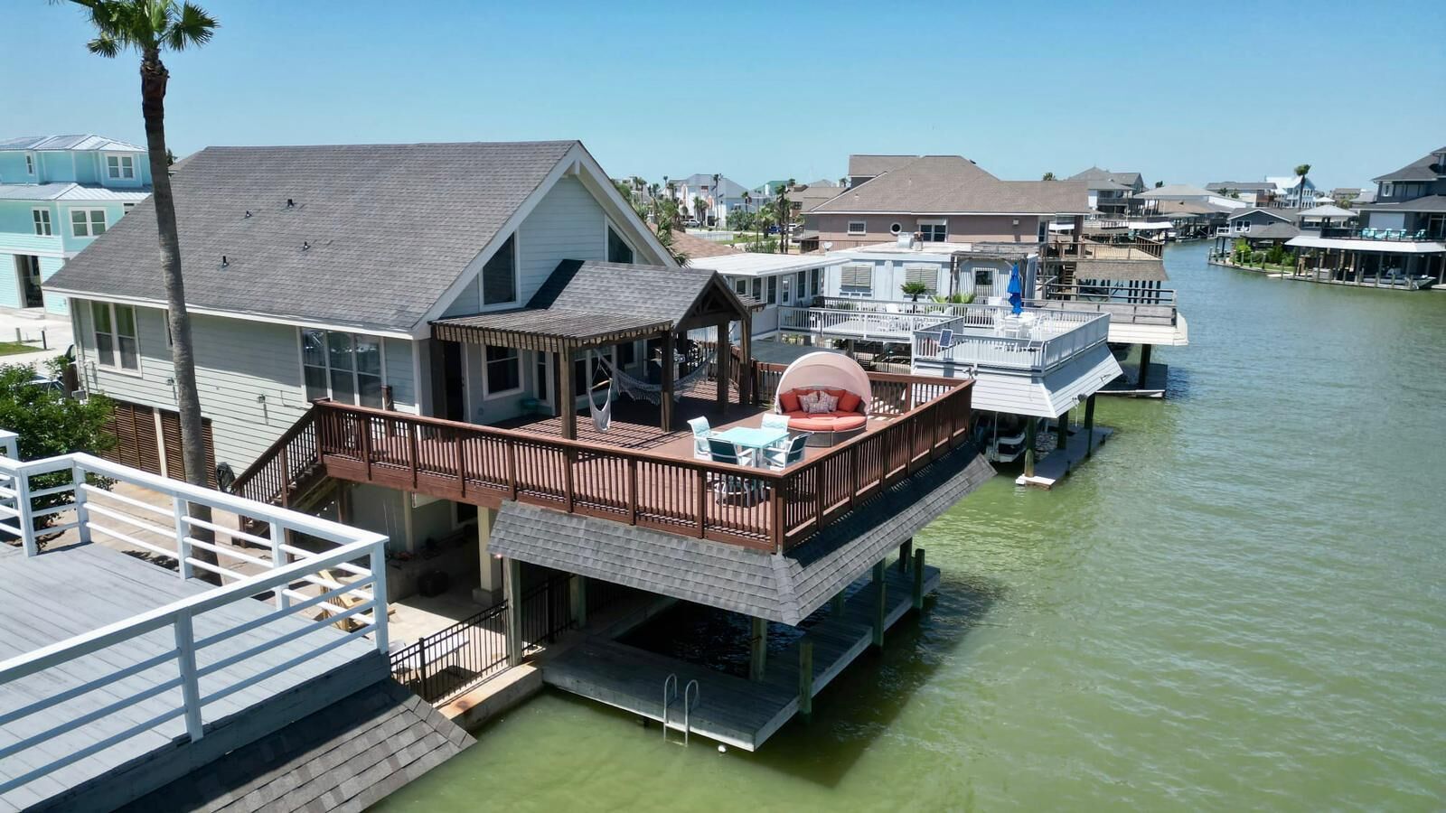 Tiki Paradise Water Front Home - 360° Oasis. Direct water access. Pet Friendly