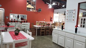 Free daily self-service breakfast  - Pousada Calu (Cunha)