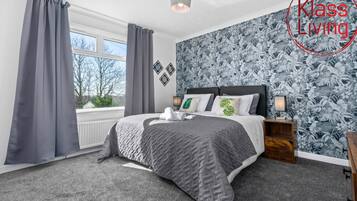 3 dormitoris, planxa i posts de planxar i un bressol de viatge