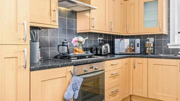 Fridge, microwave, oven, coffee/tea maker