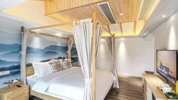 Quarto moderno com cama de dossel, cabeceira de madeira, mesa de cabeceira, televisão e um mural com paisagem de montanhas.