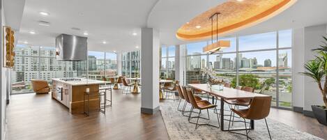 Departamento de lujo | Instalaciones de cocina compartida | Refrigerador con congelador, microondas, horno y parrilla de estufa