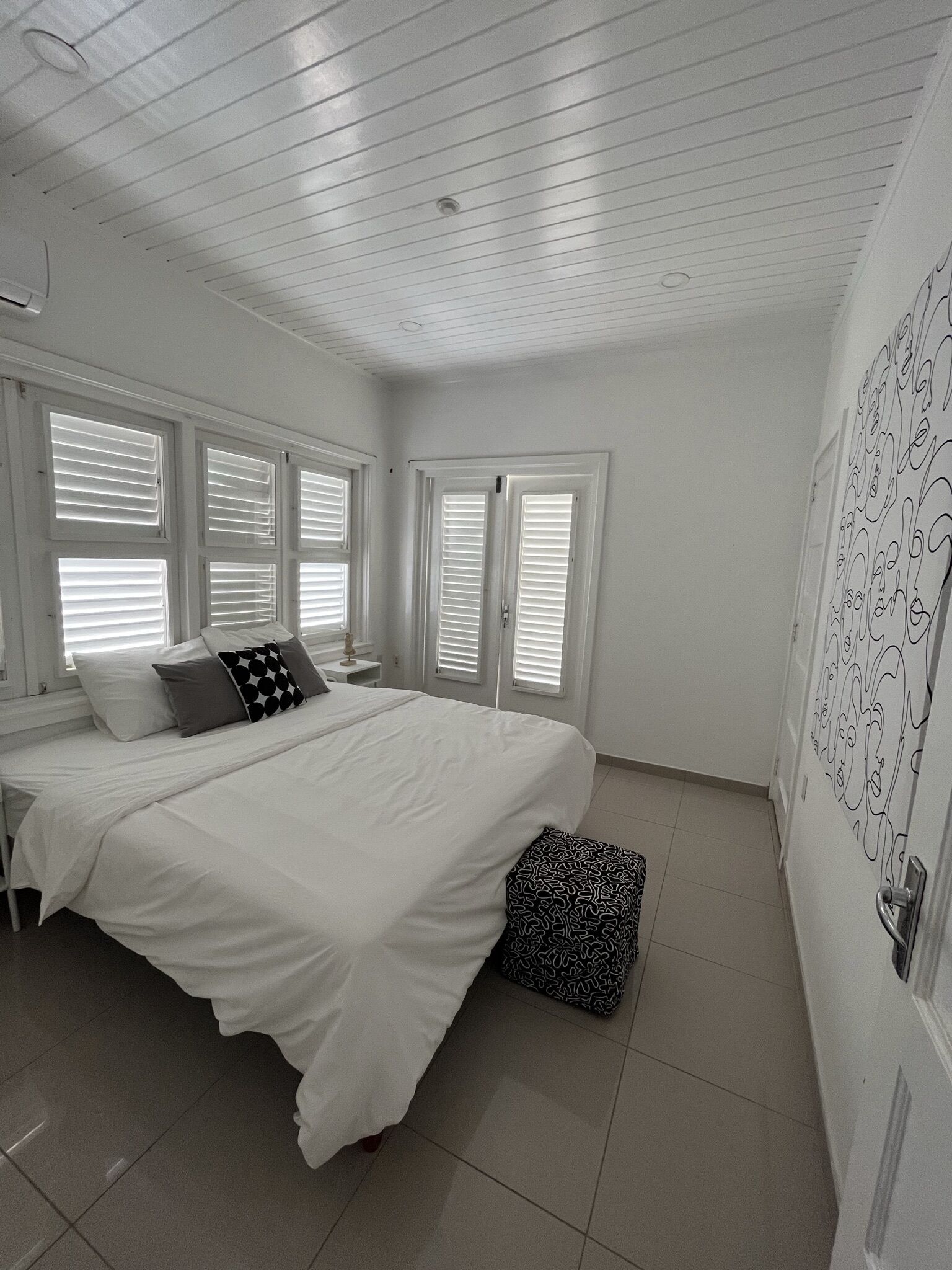 3 عدّة غرف نوم ومكواة/لوح كي وواي فاي وملاءات أسرّة