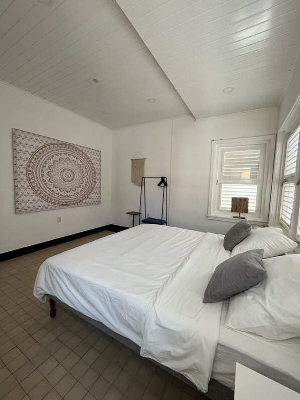 3 bedrooms, iron/ironing board, WiFi, bed sheets