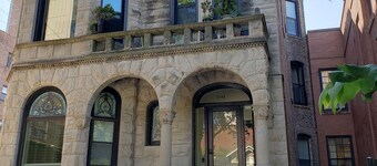 Extra Large Authentic Chicago Graystone walk to Wrigley, Lakefront & Restaurants