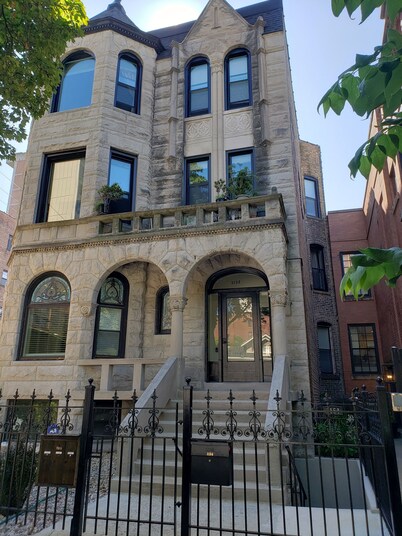 Extra Large Authentic Chicago Graystone walk to Wrigley, Lakefront & Restaurants