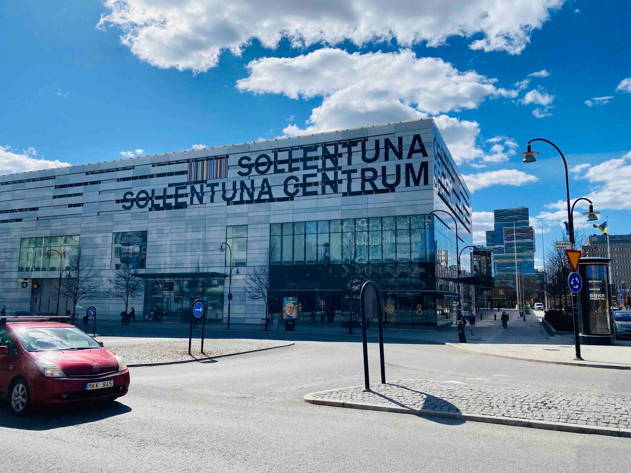 A modern building with large glass windows and a sign reading 'Sollefnta Centrum'.