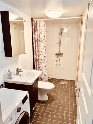 Een douche, een haardroger, handdoeken