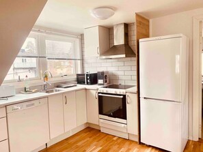 Kjøleskap, mikrobølgeovn, ovn og kokeplater