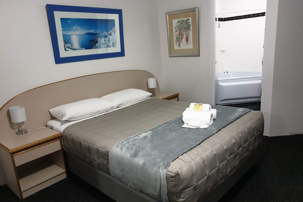 Deluxe Room, 1 Queen Bed, Jetted Tub | Desk, laptop workspace, iron/ironing board, free WiFi