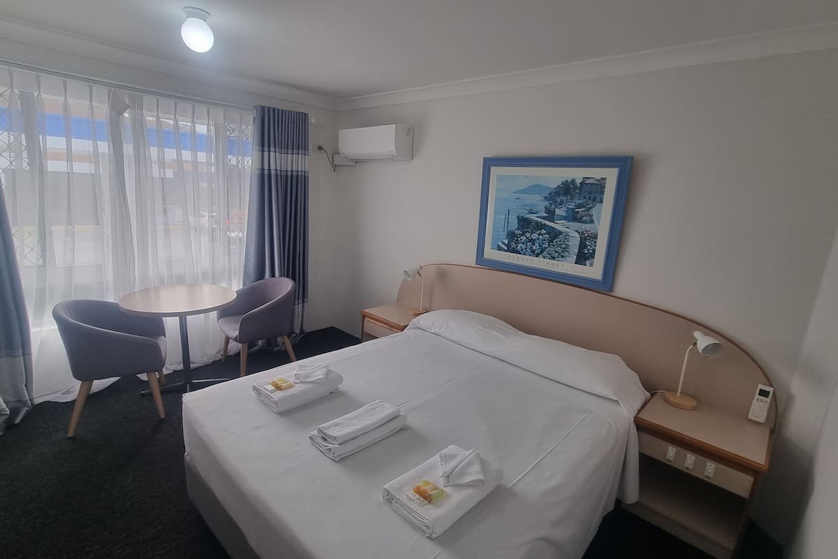 Executive Room, 1 Queen Bed | Desk, laptop workspace, iron/ironing board, free WiFi