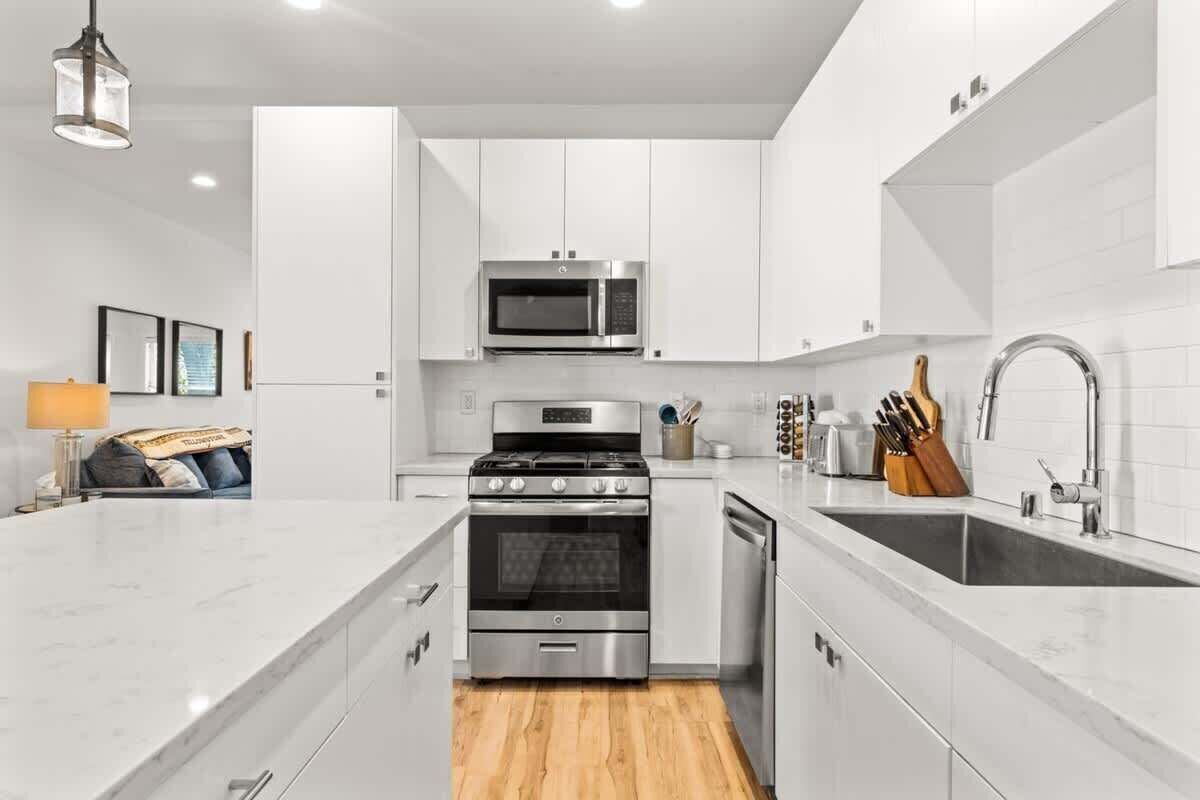 Een koelkast, een magnetron, een oven, een kookplaat