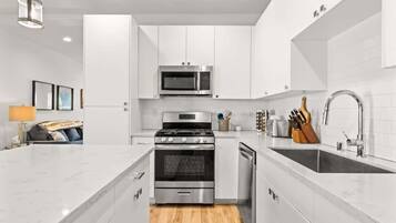 Réfrigérateur, micro-ondes, four, plaque de cuisson