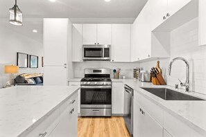 Refrigerador, microondas, horno, placa de cocina