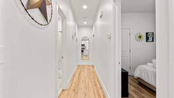 2 slaapkamers, een strijkplank/strijkijzer, reisbedje, wifi