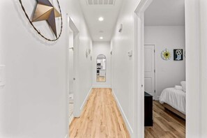 2 habitaciones, tabla de planchar con plancha, cuna de viaje y wifi 