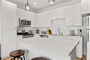 Refrigerador, microondas, horno y parrilla de estufa 