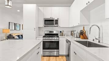 Geladeira, micro-ondas, fogão, cooktop