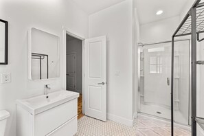 Shower, hair dryer, towels, shampoo - Yellowstone Vibes: SacTown Edition! (Sacramento)