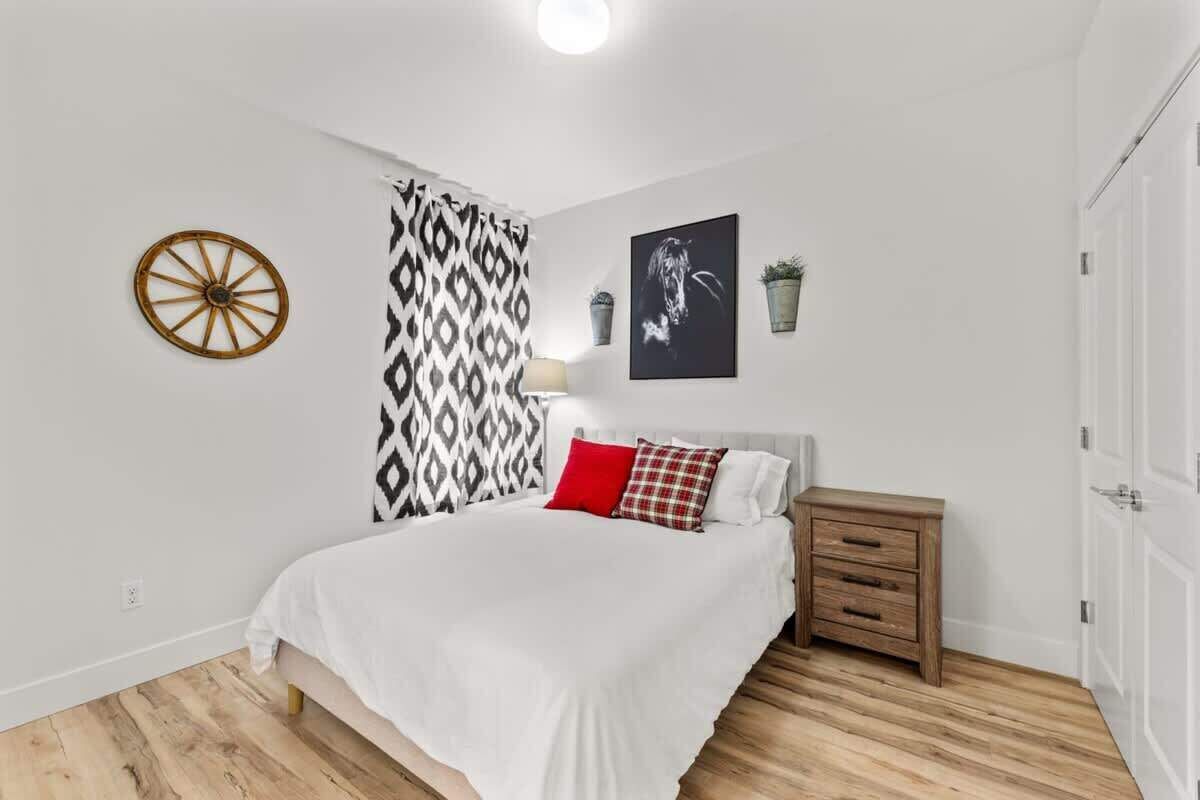 2 dormitoris, planxa i posts de planxar, un bressol de viatge i wifi 