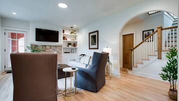 Una televisión, una chimenea, libros, una oficina