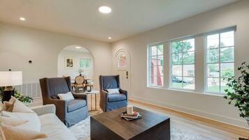 TV, lareira, escritórios