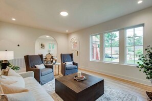 TV, offices - Lux West Nash Tudor, 4mi to DT, Sleeps 9 (Nashville)