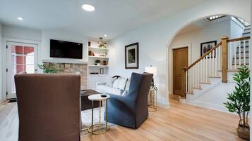 TV, lareira, escritórios