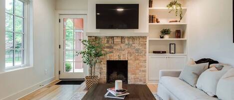 Una televisión, una chimenea, una oficina