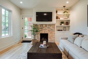 TV, offices - Lux West Nash Tudor, 4mi to DT, Sleeps 9 (Nashville)