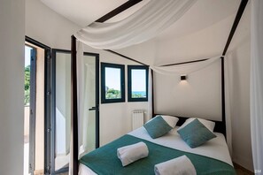 6 bedrooms, free WiFi - “Newly converted pool villa with fantastic panoramic and sea views near the beach” (LES ISSAMBRES)