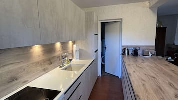 Een koelkast, een microgolfoven, een oven, een vaatwasser