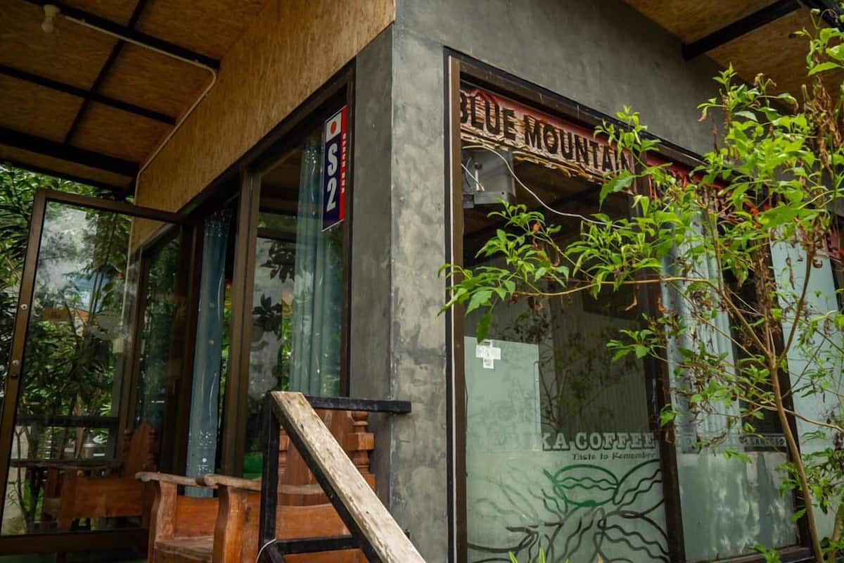 A building with a sign reading "BLUE MOUNTAINS" and a sign indicating "S2".