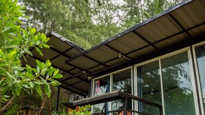 Een modern gebouw met grote ramen en een overdekt terras.