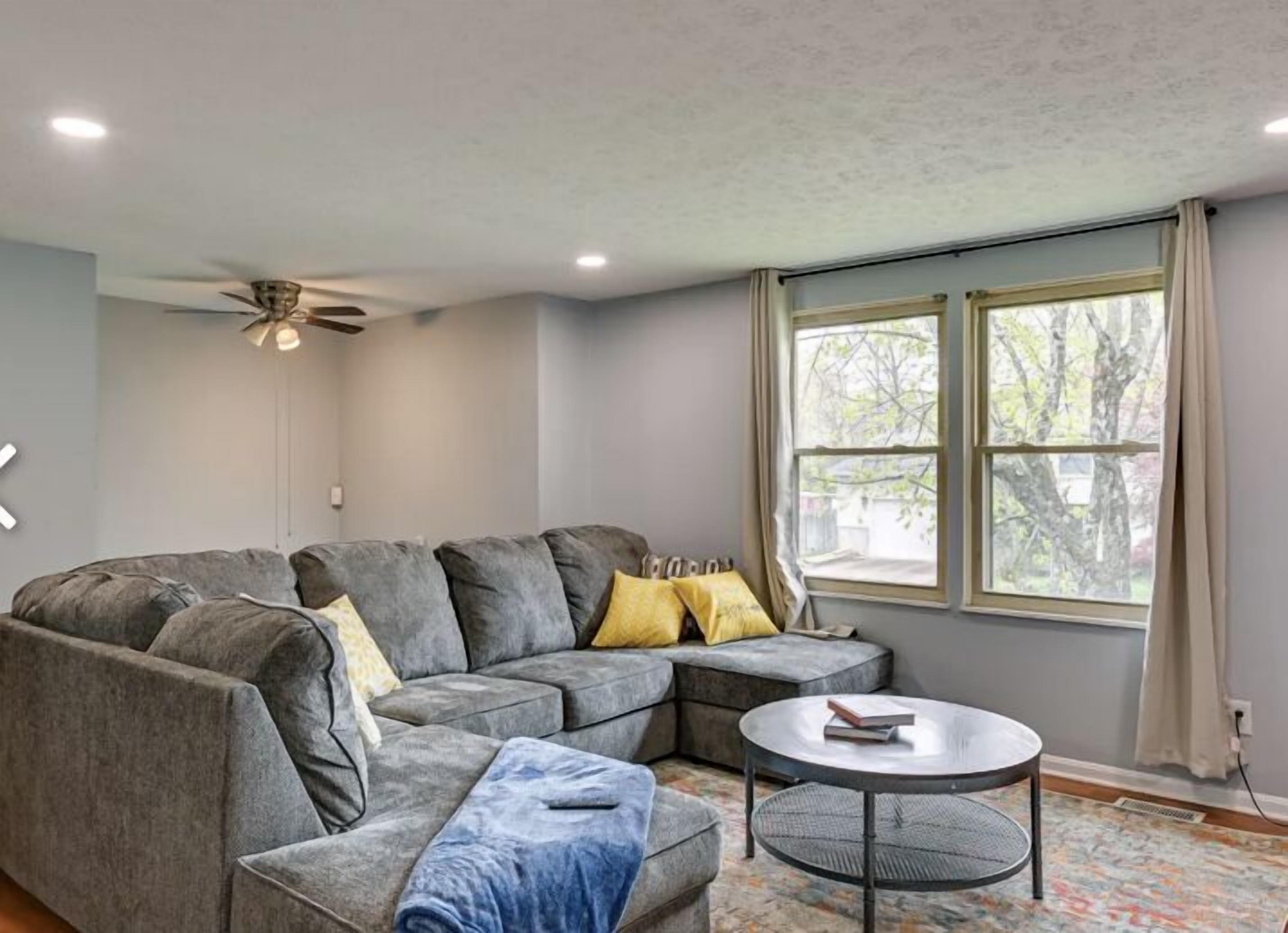 New Louisville house -10m from Downtown, Large Family-sized house