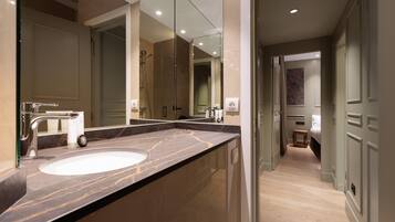 Tina, secadora de cabello, toallas, papel de baño